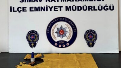 Kütahya’nın Simav ilçesinde polis ekiplerince düzenlenen uyuşturucu operasyonunda 2 şüpheli