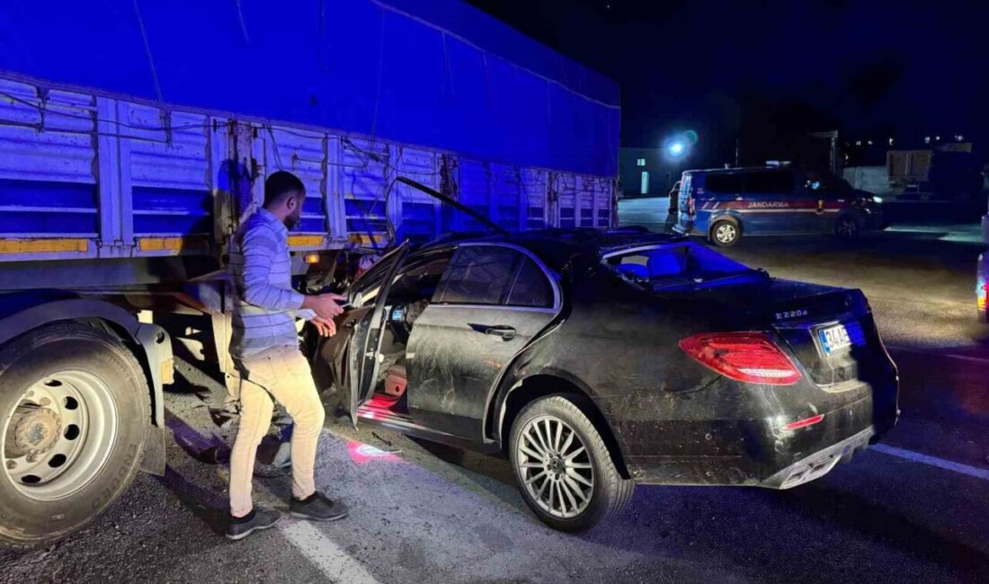 Batman’ın Kozluk ilçesinde otomobilin benzin istasyonundan çıkan tırın altına girdiği