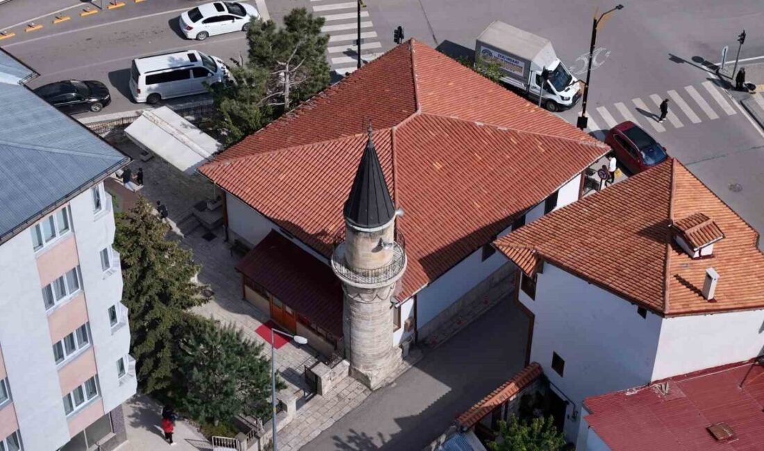 Sivas’taki tarihi Zincirli Minare Camisi, minaresinden sarkan demir zincirlerle dikkat