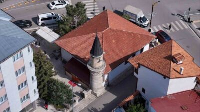 Sivas’taki tarihi Zincirli Minare Camisi, minaresinden sarkan demir zincirlerle dikkat