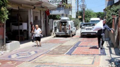 Adana’da Seyhan Belediyesince aylardır asfaltlanmayan sokağa vatandaşlar halı serip tozdan