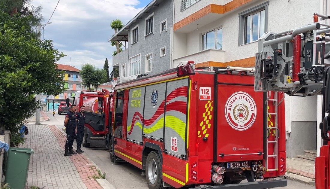 Bursa’nın Osmangazi ilçesinde bir apartmandan yükselen yoğun duman ve keskin