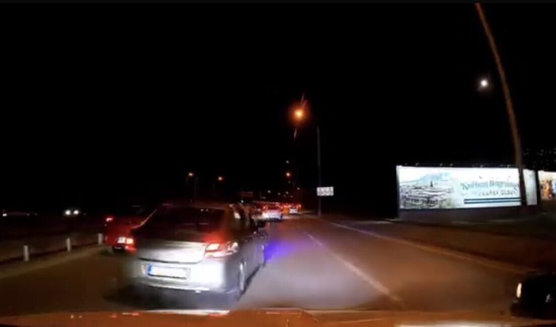 Bursa’da trafikte makas atarak ilerleyen sürücü başka bir aracın kamerasına