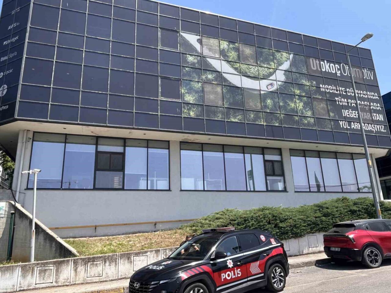 Maltepe’de Otokoç Genel Müdürlüğü binasına silahlı saldırı düzenlendiği, 2 şüphelinin