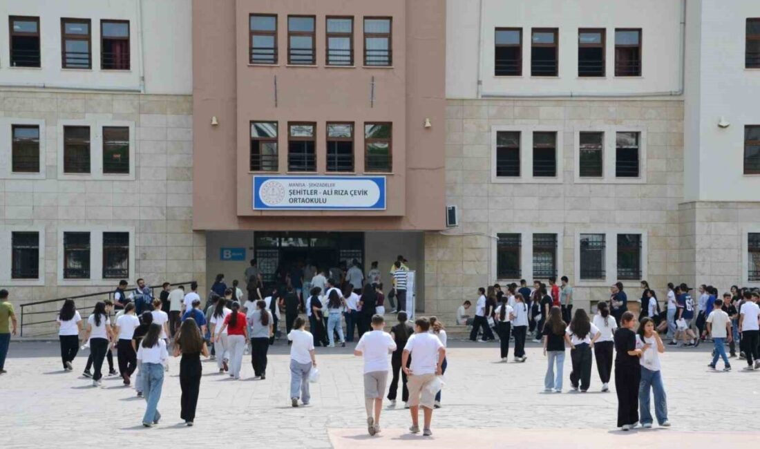 Manisa’da Liselere Geçiş Sistemi (LGS) kapsamında gerçekleştirilen merkezi sınava 17