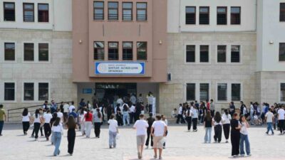 Manisa’da Liselere Geçiş Sistemi (LGS) kapsamında gerçekleştirilen merkezi sınava 17