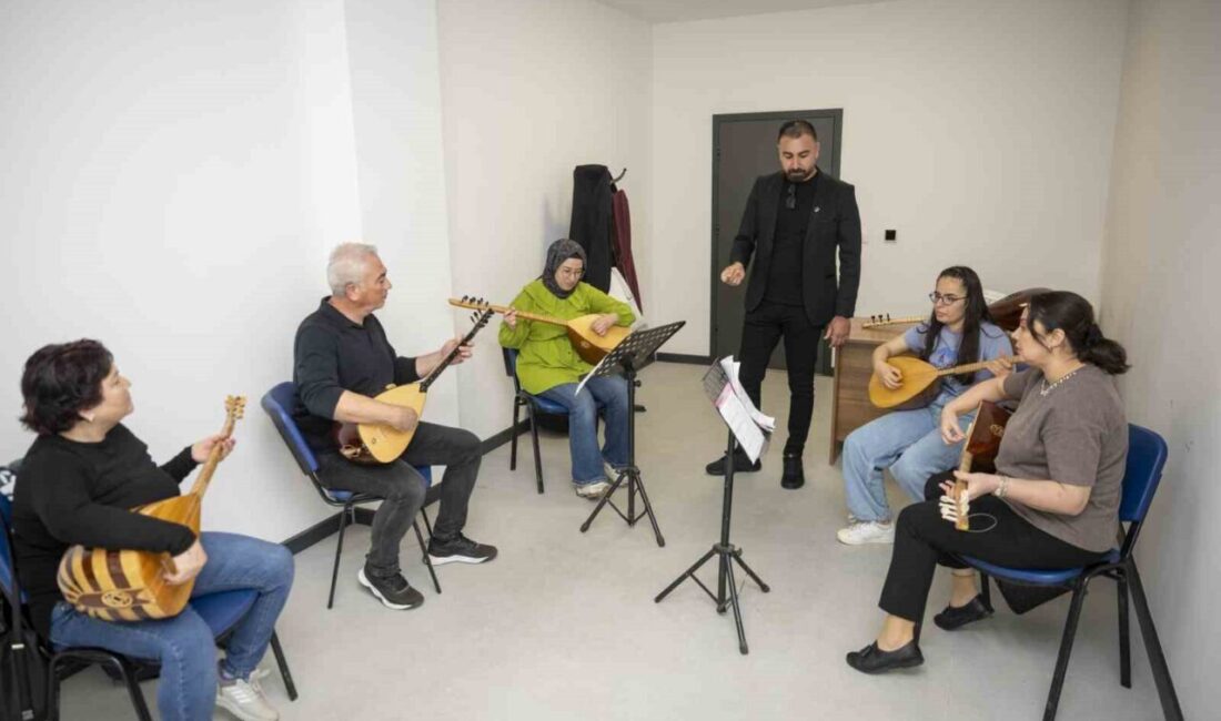 Mersin Büyükşehir Belediyesinin ücretsiz enstrüman kurslarına katılan vatandaşlar, bağlama, gitar,
