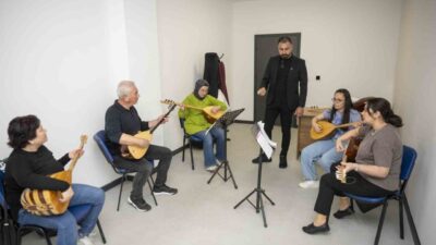 Mersin Büyükşehir Belediyesinin ücretsiz enstrüman kurslarına katılan vatandaşlar, bağlama, gitar,