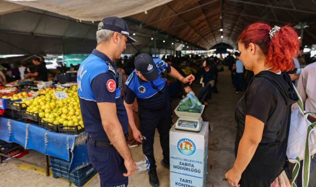 Mersin’in merkez Mezitli ilçesinde semt pazarlarında denetim gerçekleştiren zabıta ekipleri,