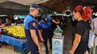 Mersin’in merkez Mezitli ilçesinde semt pazarlarında denetim gerçekleştiren zabıta ekipleri,
