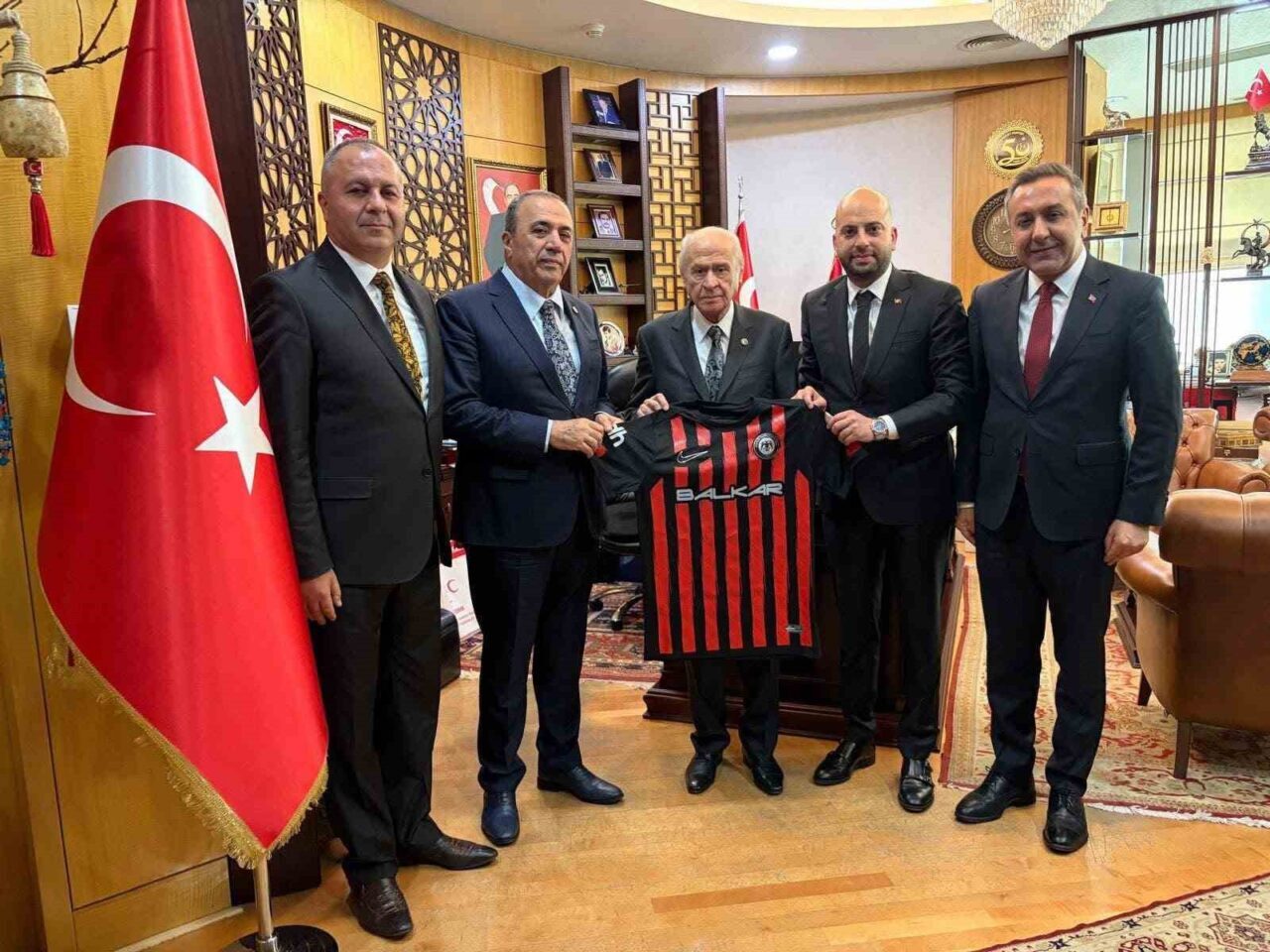 MHP Genel Başkanı Devlet Bahçeli’yi ziyaret eden Çorum heyeti, Süper