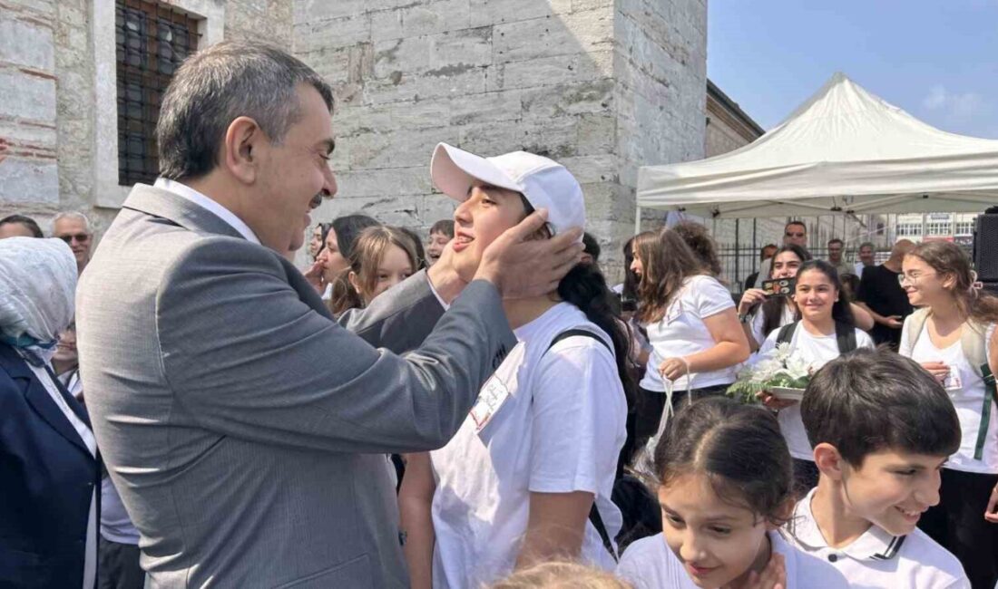 Milli Eğitim Bakanı Yusuf Tekin, öğrencilerin kaleminden çıkan 3 bin
