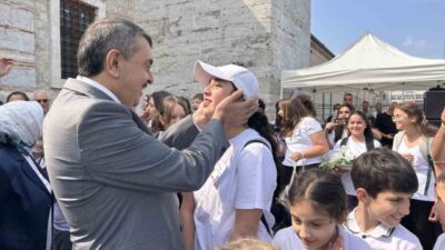 Milli Eğitim Bakanı Yusuf Tekin, öğrencilerin kaleminden çıkan 3 bin