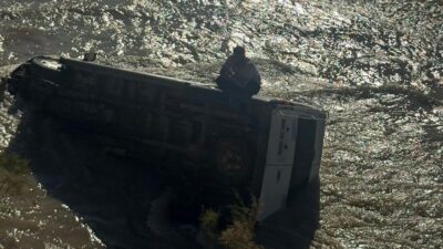 Hakkari’de dün gece direksiyon hakimiyetini kaybederek Zap Suyu’na uçan sürücü,