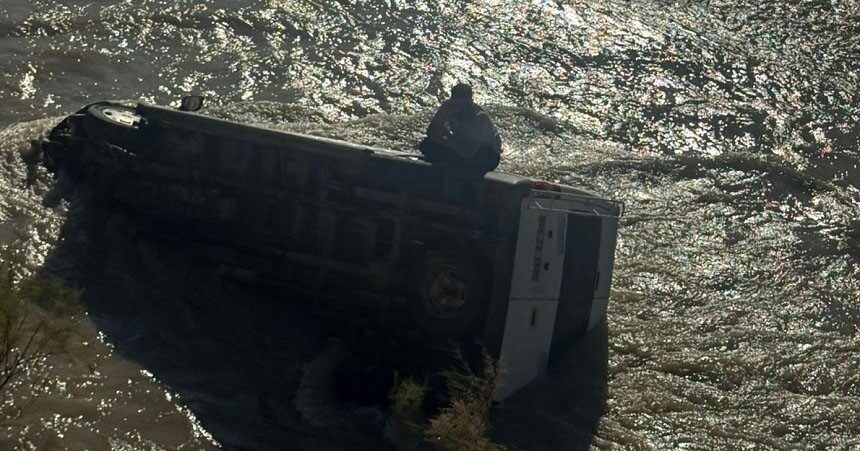 Hakkari’de dün gece direksiyon hakimiyetini kaybederek Zap Suyu’na uçan sürücü,