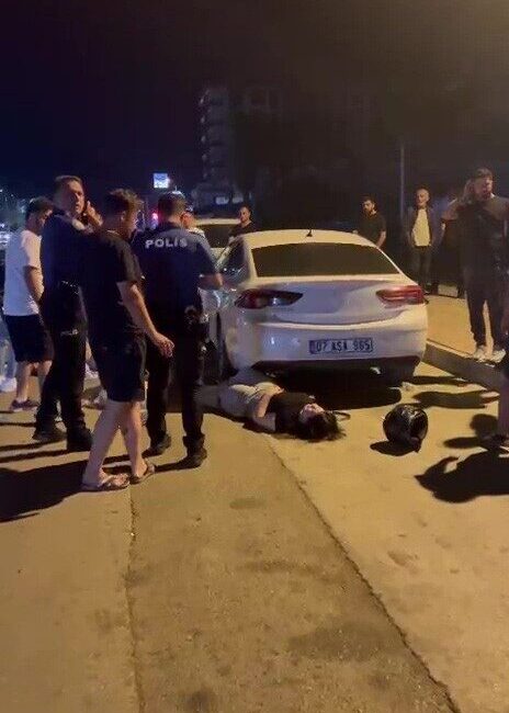 Antalya’da meydana gelen trafik kazasında motosiklette bulunan 2 genç kız