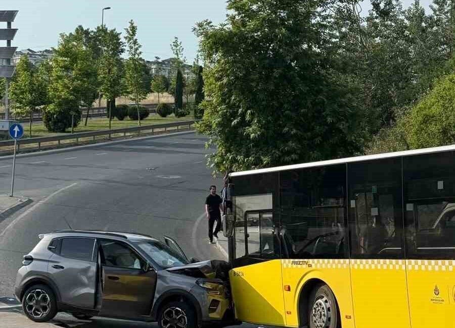 İstanbul Küçükçekmece’de seyir halindeki motosiklete çarpmamak için manevra yapan otomobil