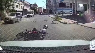 Batman’da motosikletin otomobille çarpışma anı araç kamerasınca kaydedildi. Edinilen bilgilere