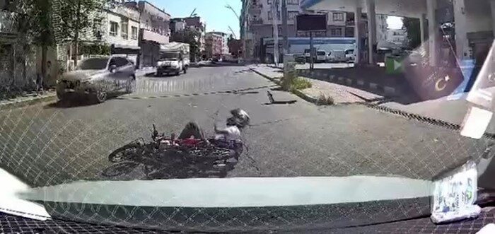 Batman’da motosikletin otomobille çarpışma anı araç kamerasınca kaydedildi. Edinilen bilgilere