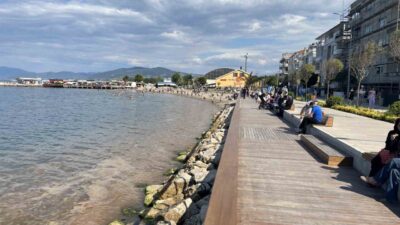 Bursa’nın Mudanya sahilinde son günlerde deniz yüzeyinde oluşan turuncu-kahverengi tabaka