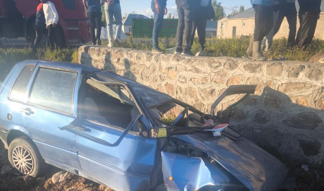 Muş’un Bulanık ilçesinde, kontrolden çıkan otomobilin duvara çarpıp şarampole yuvarlanması