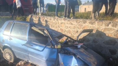 Muş’un Bulanık ilçesinde, kontrolden çıkan otomobilin duvara çarpıp şarampole yuvarlanması