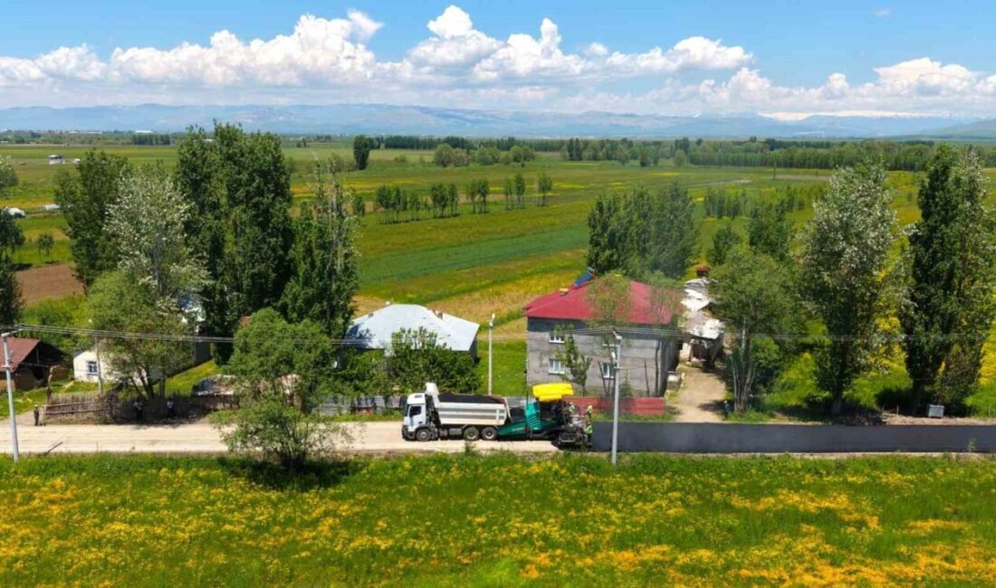 Muş’ta kırsal bölgelerde ulaşım kalitesinin artırılması amacıyla başlatılan asfaltlama çalışmaları