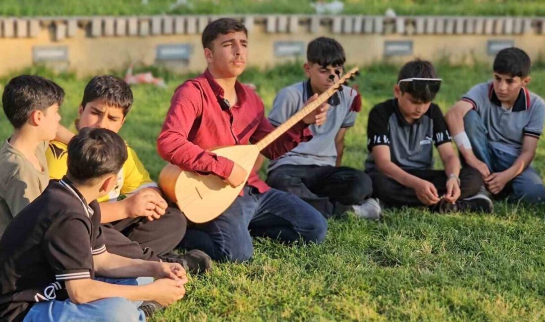 Muş’ta yaşayan 14 yaşındaki ortaokul öğrencisi, kendi kendine öğrendiği bağlama