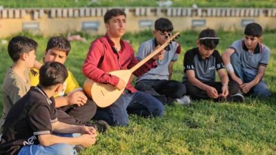 Muş’ta yaşayan 14 yaşındaki ortaokul öğrencisi, kendi kendine öğrendiği bağlama