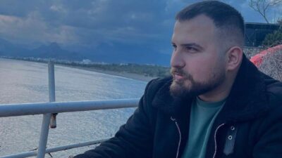 Antalya’da görev yaptığı otelin önünde alkol alıp gürültü yaptıkları gerekçesiyle