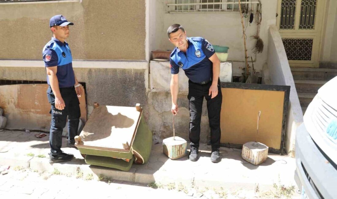 Nazilli Belediyesi Zabıta Müdürlüğü ekipleri, vatandaşların kaldırımları ve kamusal alanları