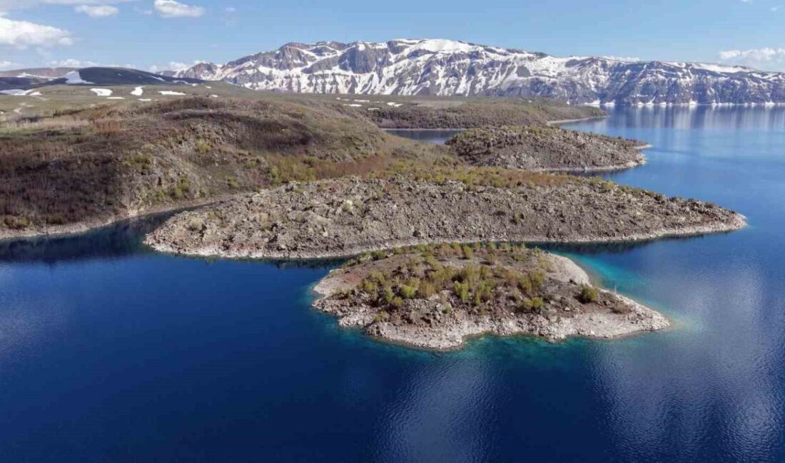Bitlis’in önemli turizm merkezlerinden biri olan Nemrut Krater Gölü’nde kardan