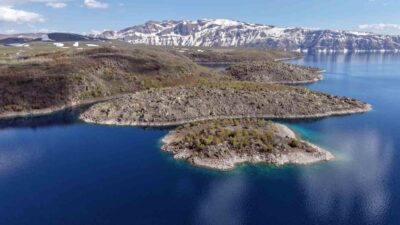 Bitlis’in önemli turizm merkezlerinden biri olan Nemrut Krater Gölü’nde kardan
