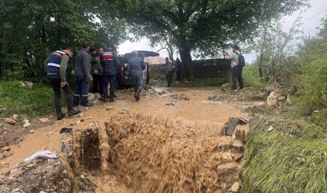 Niğde’de aşırı yağış nedeniyle meydana gelen selde araçlarda vatandaşlar mahsur