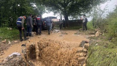 Niğde’de aşırı yağış nedeniyle meydana gelen selde araçlarda vatandaşlar mahsur