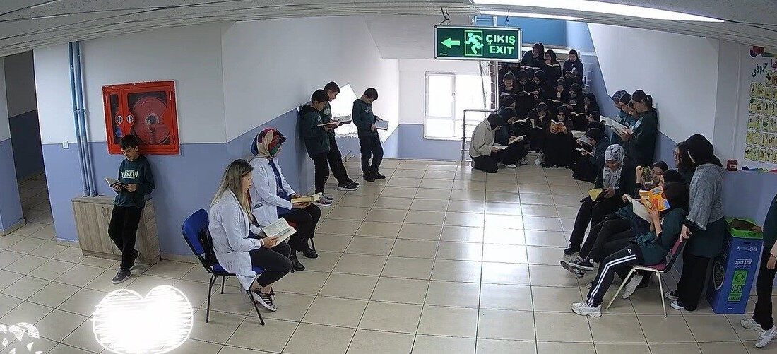 Erzincan’da bulunan Hoca Ahmet Yesevi İmam Hatip Ortaokulu öğretmenlerinin teneffüslerde