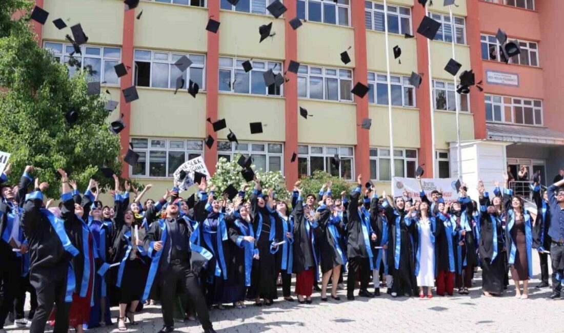 Atatürk Üniversitesi Oltu Meslek Yüksekokulu’nda 2025-2026 eğitim-öğretim yılı mezuniyet töreni