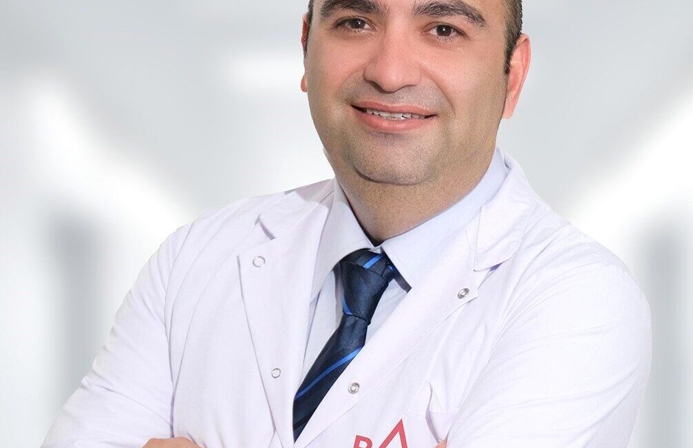 Omuz ağrılarının günlük yaşam kalitesini ciddi şekilde düşürebildiğini belirten Ortopedi
