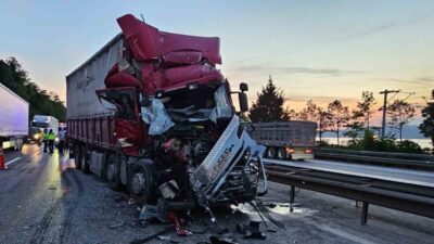 Anadolu Otoyolu Sakarya geçişinde önündeki kamyona çarpması neticesinde hurdaya dönen