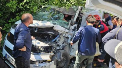 Ordu’nun Ünye ilçesinde, çöp kamyonu ile hafif ticari aracın kafa