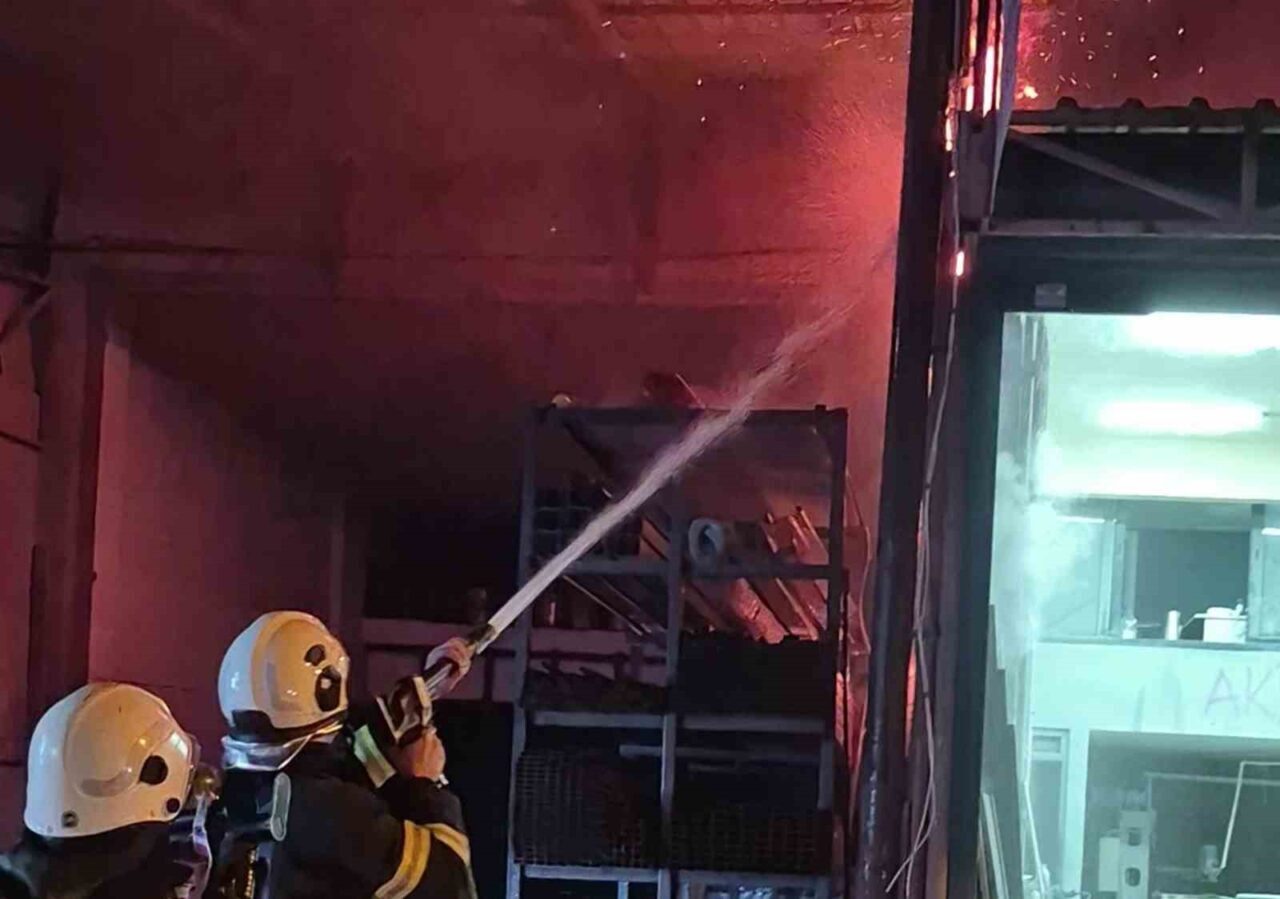 Ordu’nun Ünye ilçesinde sanayi sitesindeki bir iş yerinde çıkan yangın,