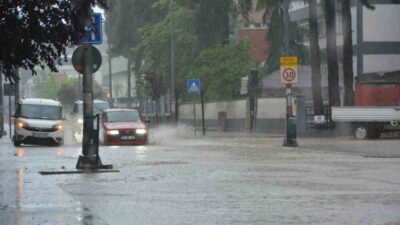 Ordu’nun Ünye ilçesinde sabah saatlerinde etkili olan sağanak yağışta cadde