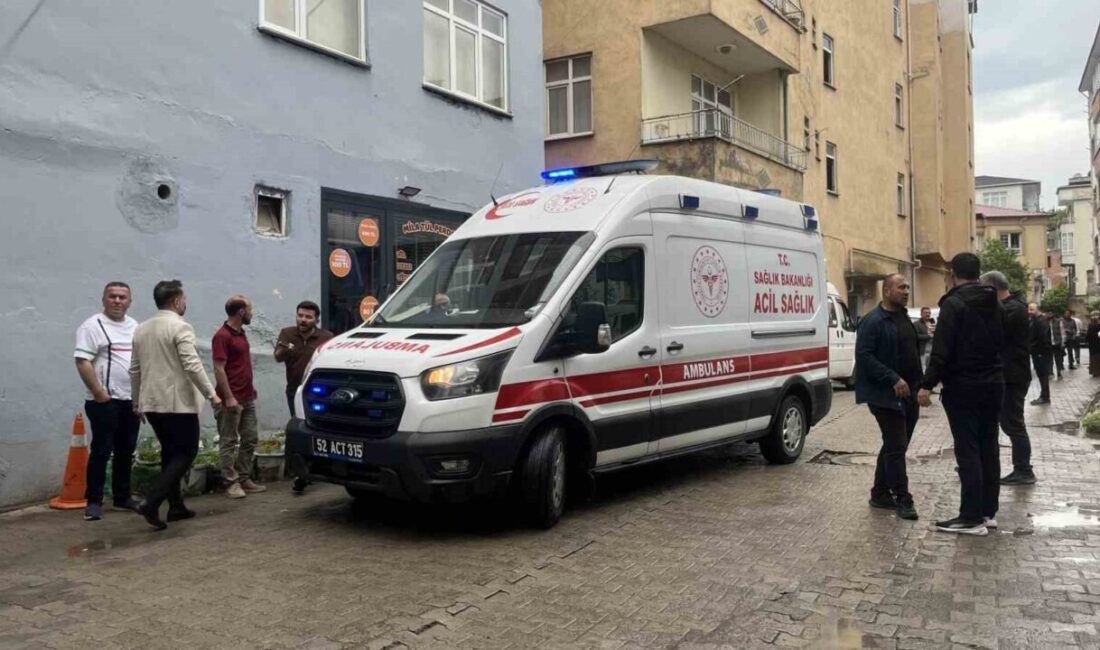 Ordu’nun Ünye ilçesinde sokak ortasında silahlı saldırıya uğrayan bir kişi