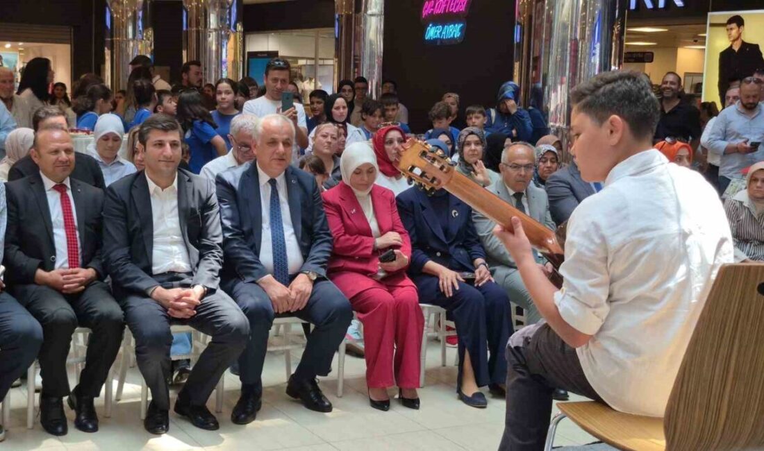 Düzce Kasım Aktaş Ortaokulu yılsonu sergisi açıldı. Sergide ortaokul öğrencilerinin