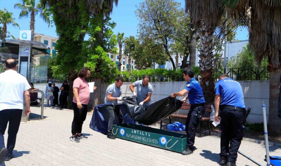 Antalya’da 57 yaşındaki adam otobüs durağı yakınındaki bank üzerinde ölü