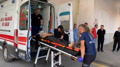 Mersin’in Erdemli ilçesinde hafif ticari araçla ile otomobilin çarpışması sonucu