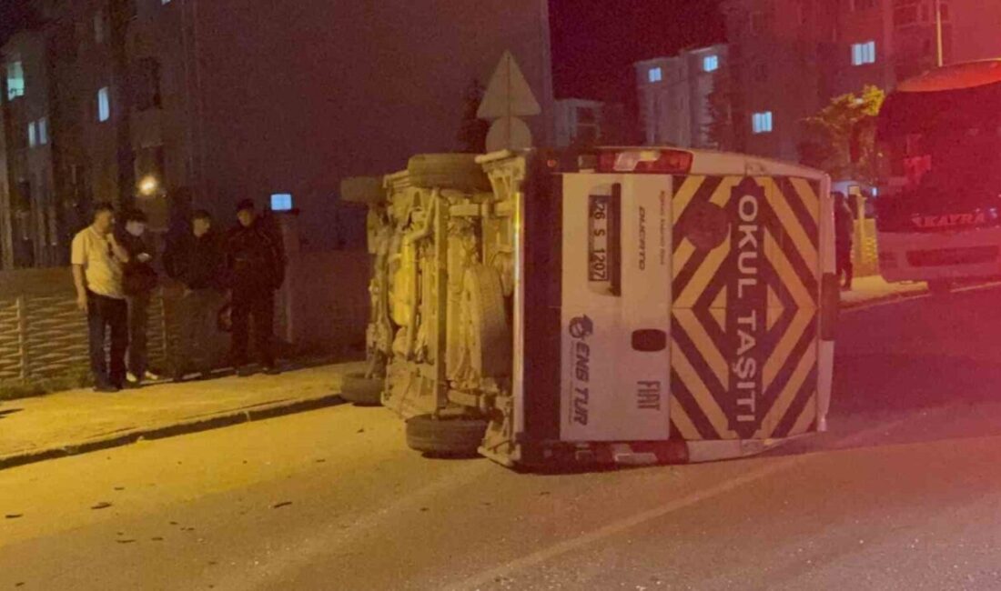 Eskişehir’de otomobilin yandan çarpması sonucu bir işçi servisinin yan yattığı