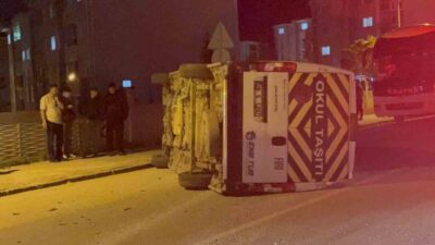 Eskişehir’de otomobilin yandan çarpması sonucu bir işçi servisinin yan yattığı