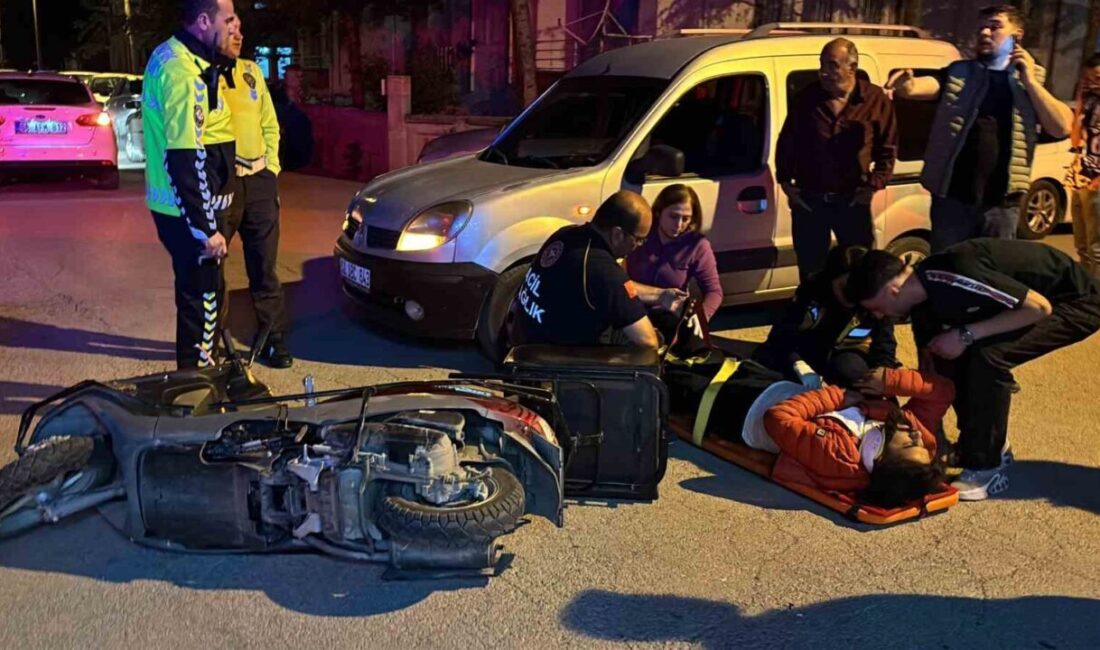 Aksaray’da kavşaktan geçerken aniden çıkan aracı gören motokurye panik yapınca