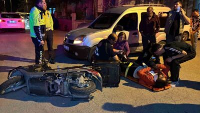 Aksaray’da kavşaktan geçerken aniden çıkan aracı gören motokurye panik yapınca